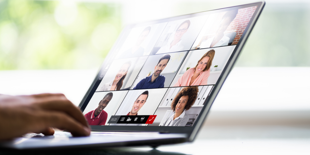 laptop z widocznym na ekranie spotkaniem online