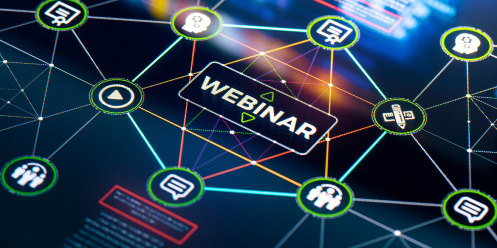 napis "webinar" na tle siatki z ikonami przedstawiającymi piktogramy ludzi, przyborów szkolnych, certyfikatów itp.