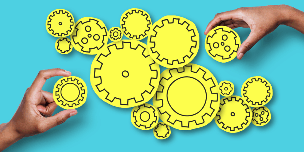 Grafika przedstawiająca dwie dłonie dokładające żółte elementy w kształcie kół zębatych do większego mechanizmu. Całość na jasnoniebieskim tle obrazuje składanie poszczególnych etapów w jedną, sprawnie funkcjonującą całość. Ilustracja jest metaforą sprawnie zarządzanego procesu. Żółte koła zębate o różnych rozmiarach są łączone w układ, co symbolizuje integrację różnych faz projektu, synergię działań oraz dbałość o każdy element mechanizmu.