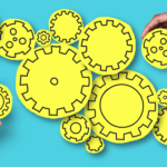 Grafika przedstawiająca dwie dłonie dokładające żółte elementy w kształcie kół zębatych do większego mechanizmu. Całość na jasnoniebieskim tle obrazuje składanie poszczególnych etapów w jedną, sprawnie funkcjonującą całość. Ilustracja jest metaforą sprawnie zarządzanego procesu. Żółte koła zębate o różnych rozmiarach są łączone w układ, co symbolizuje integrację różnych faz projektu, synergię działań oraz dbałość o każdy element mechanizmu.