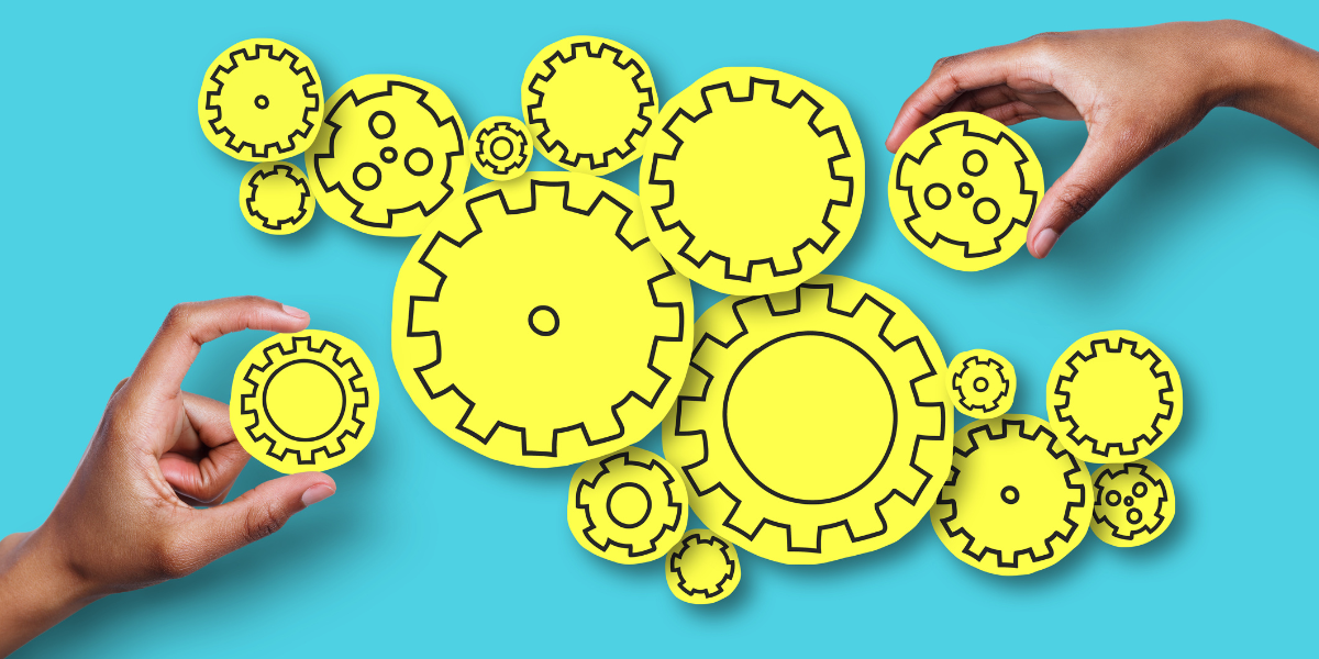 Grafika przedstawiająca dwie dłonie dokładające żółte elementy w kształcie kół zębatych do większego mechanizmu. Całość na jasnoniebieskim tle obrazuje składanie poszczególnych etapów w jedną, sprawnie funkcjonującą całość. Ilustracja jest metaforą sprawnie zarządzanego procesu. Żółte koła zębate o różnych rozmiarach są łączone w układ, co symbolizuje integrację różnych faz projektu, synergię działań oraz dbałość o każdy element mechanizmu.